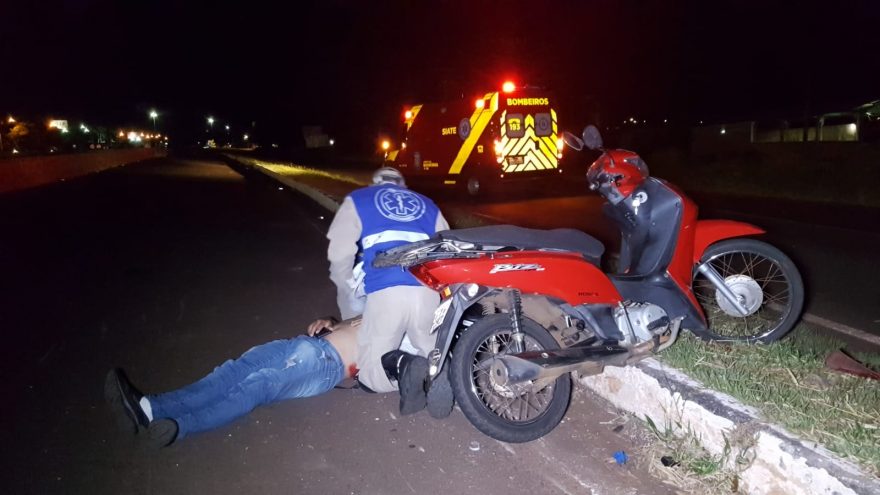 Motociclista é ‘fechado’ e fica ferido ao sofrer queda na marginal da BR-277