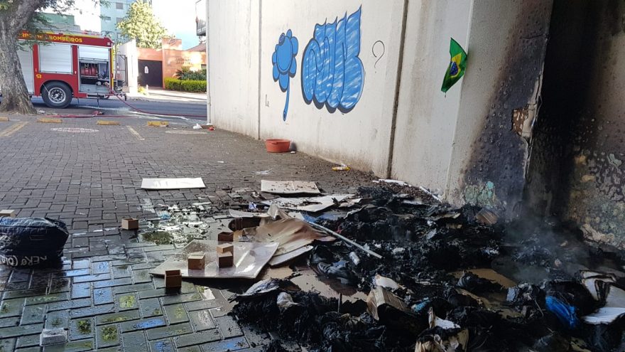 Corpo de Bombeiros é acionado para combater incêndio em entulho no Centro