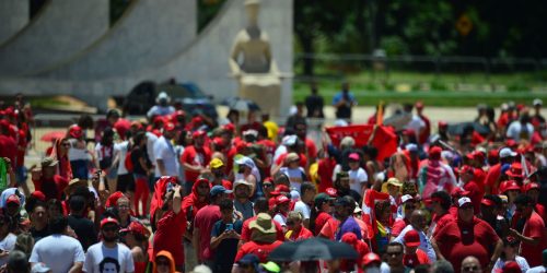 Imagem referente a Multidão toma conta da Esplanada em domingo ensolarado na capital