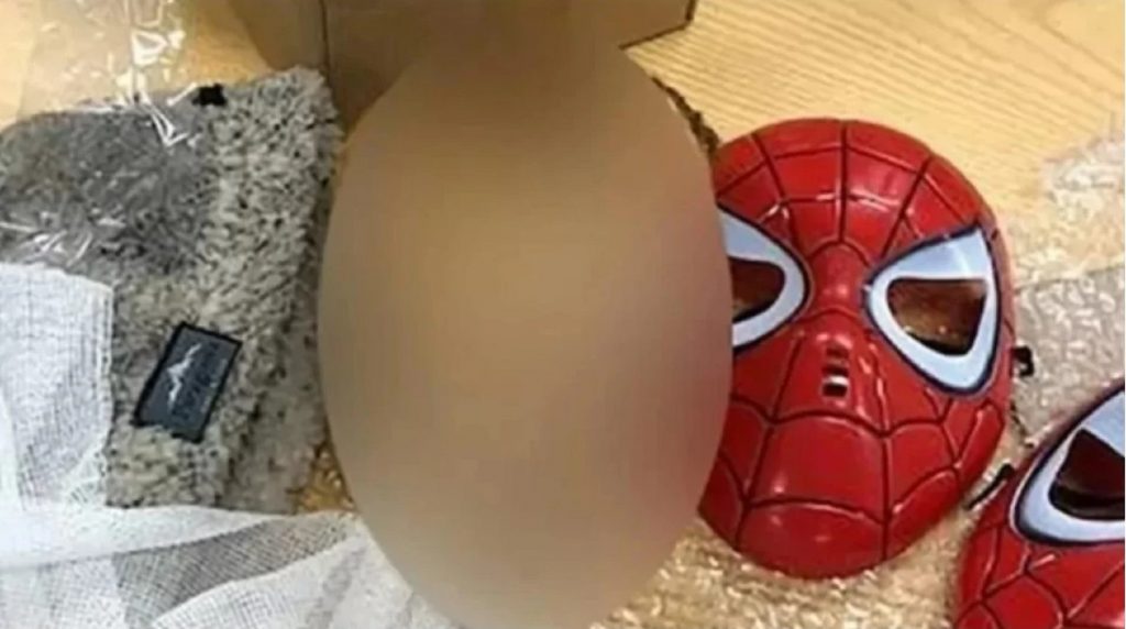 Cabeça decapitada é encontrada em máscara do Homem-Aranha enviada pelo correio