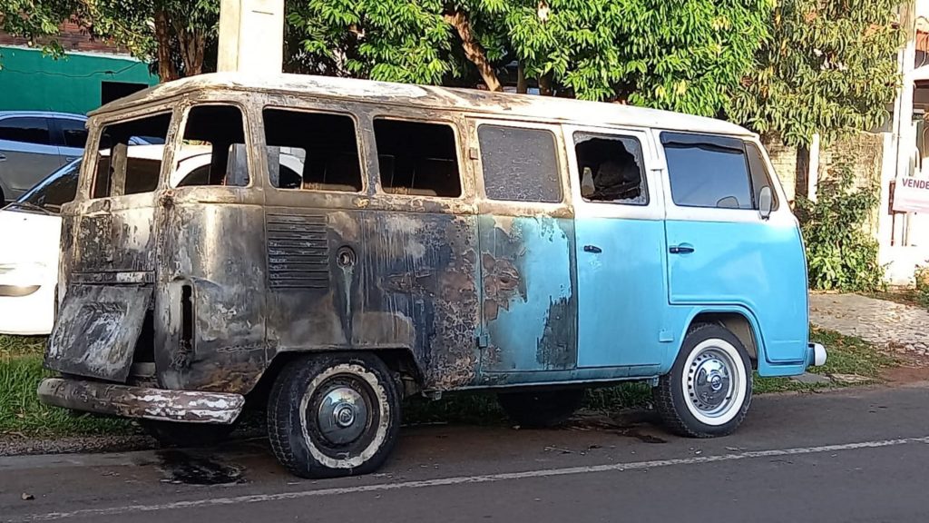 Kombi pega fogo em posto de combustíveis no Sudoeste