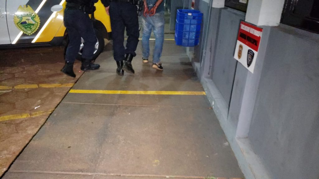 Com faca, homem é detido por quebra de medida protetiva e tentativa de homicídio