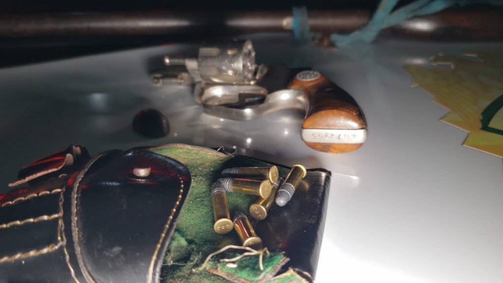 Após agressão, homem é detido com duas armas ilegais em sítio na Linha Feijão