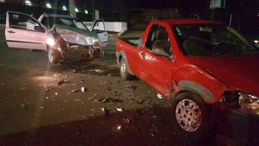 Forte colisão entre duas caminhonetes deixa jovem ferido