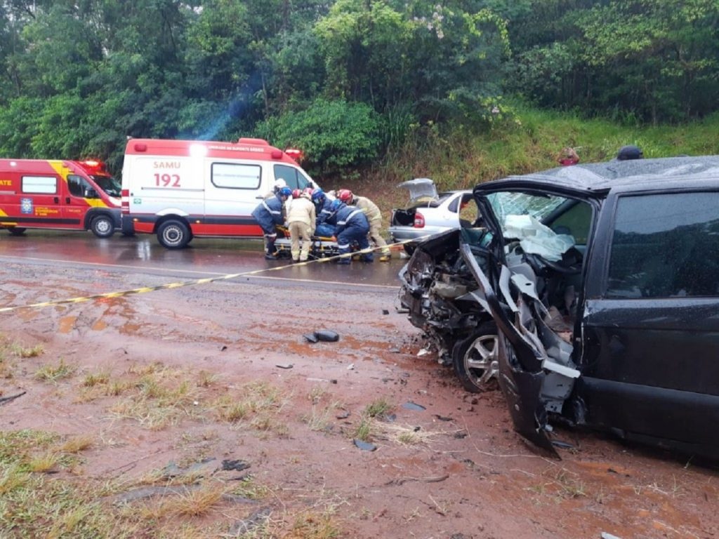 Grave acidente deixa três pessoas presas às ferragens entre Umuarama e Xambrê
