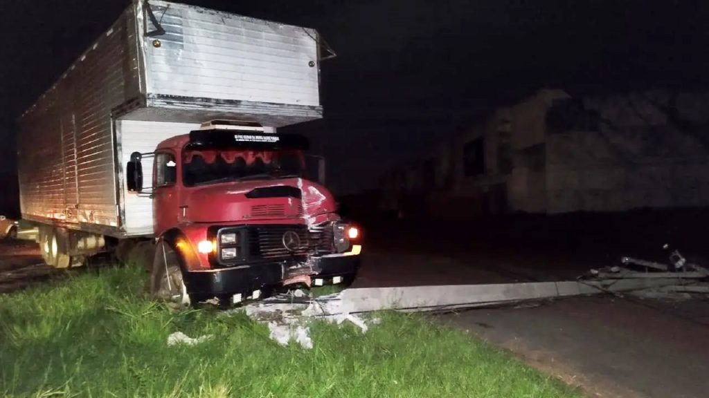Caminhão colide em poste e deixa região do parque de exposições sem energia elétrica em Umuarama