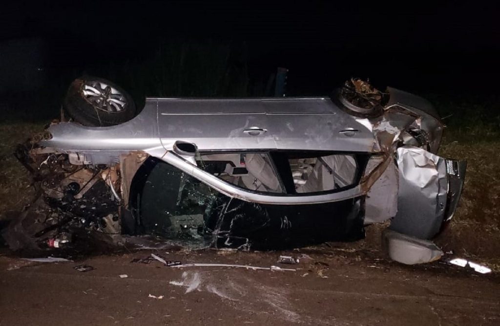 Dois homens ficam feridos após capotamento de veículo em Terra Roxa