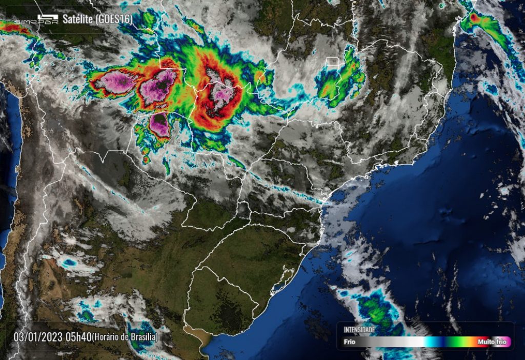 Avanço de frente fria traz pancadas de chuva a Cascavel nesta terça-feira