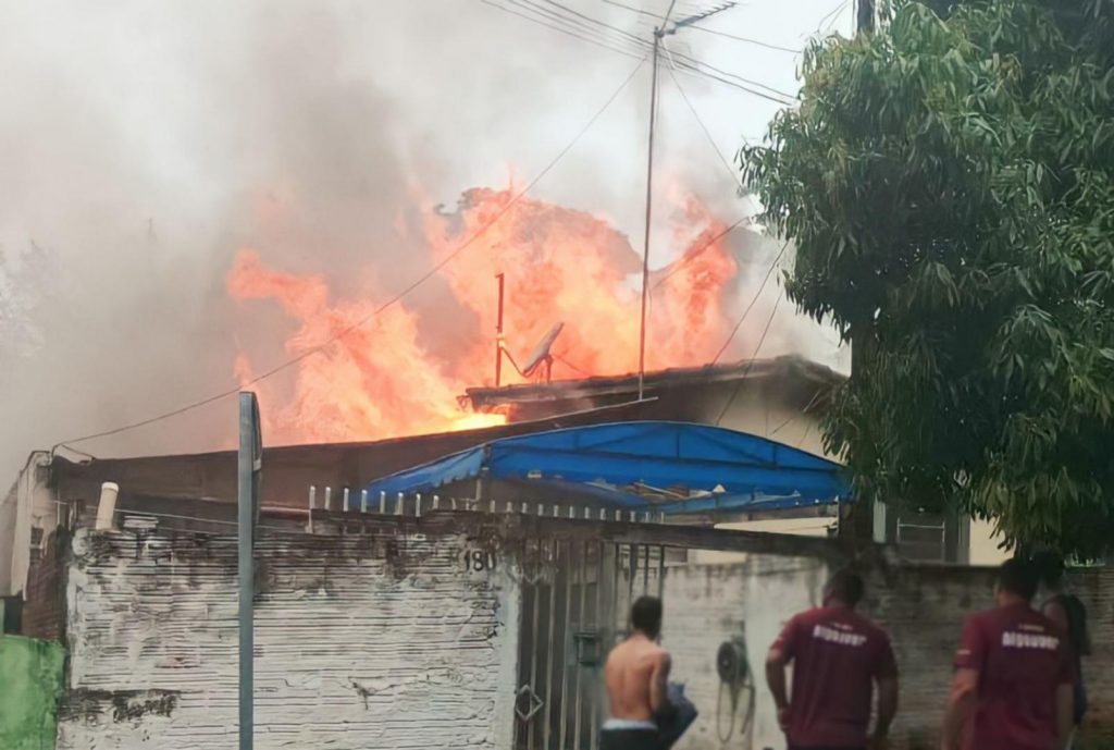 Transtornado, homem coloca fogo na casa onde mora e acaba preso em Maringá