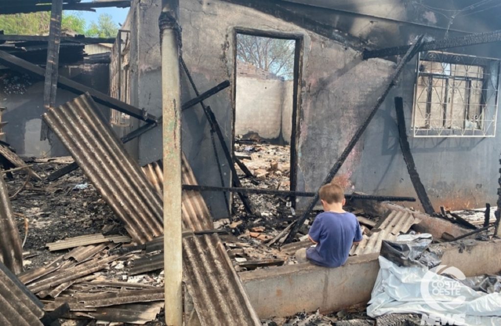 Incêndio destrói casa inteira e deixa família desabrigada em São Miguel do Iguaçu