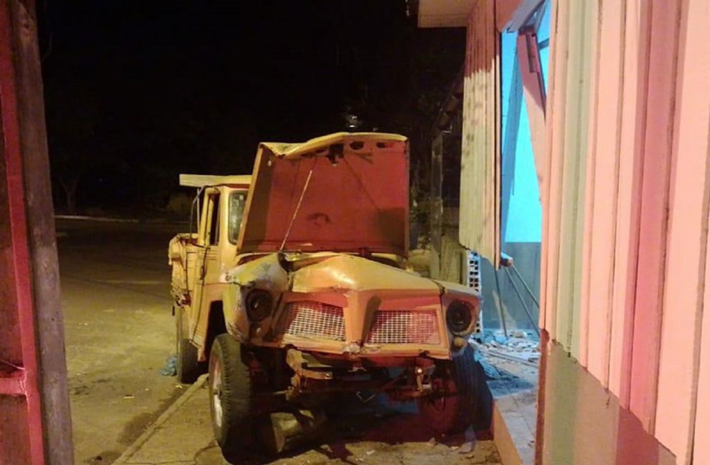 Motorista embriagado é preso após<br>bater veículo e destruir parte de bar