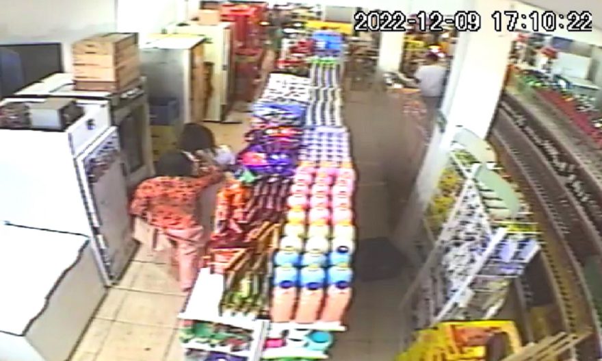 Comércio questiona sumiço de bebidas após mulher entrar no banheiro