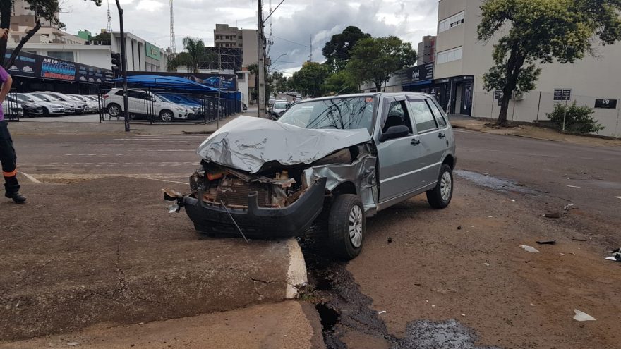 Uno fica destruído ao se envolver em acidente com caminhão no Centro