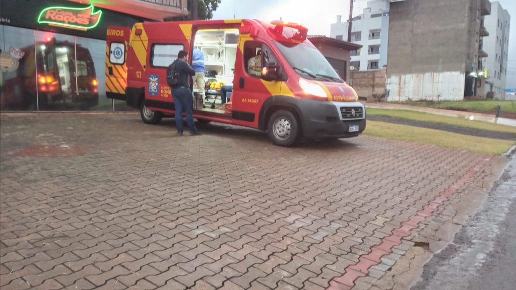 Mulher fratura o braço ao sofrer queda na Avenida Rocha Pombo