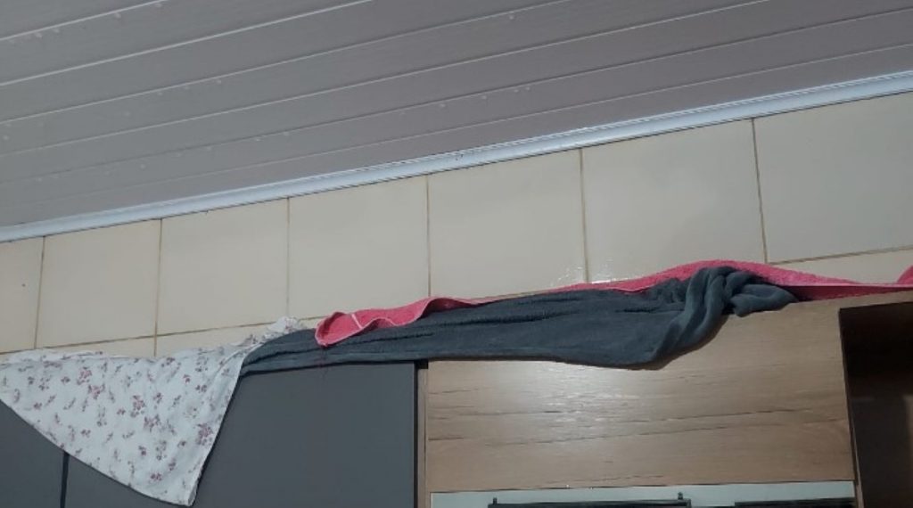 Defesa Civil realiza entrega de lonas a imóveis afetados pela chuva em Cascavel