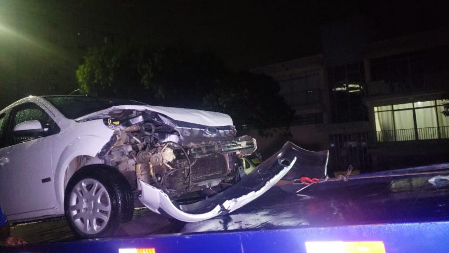 Colisão no Centro deixa veículo com a parte frontal destruída