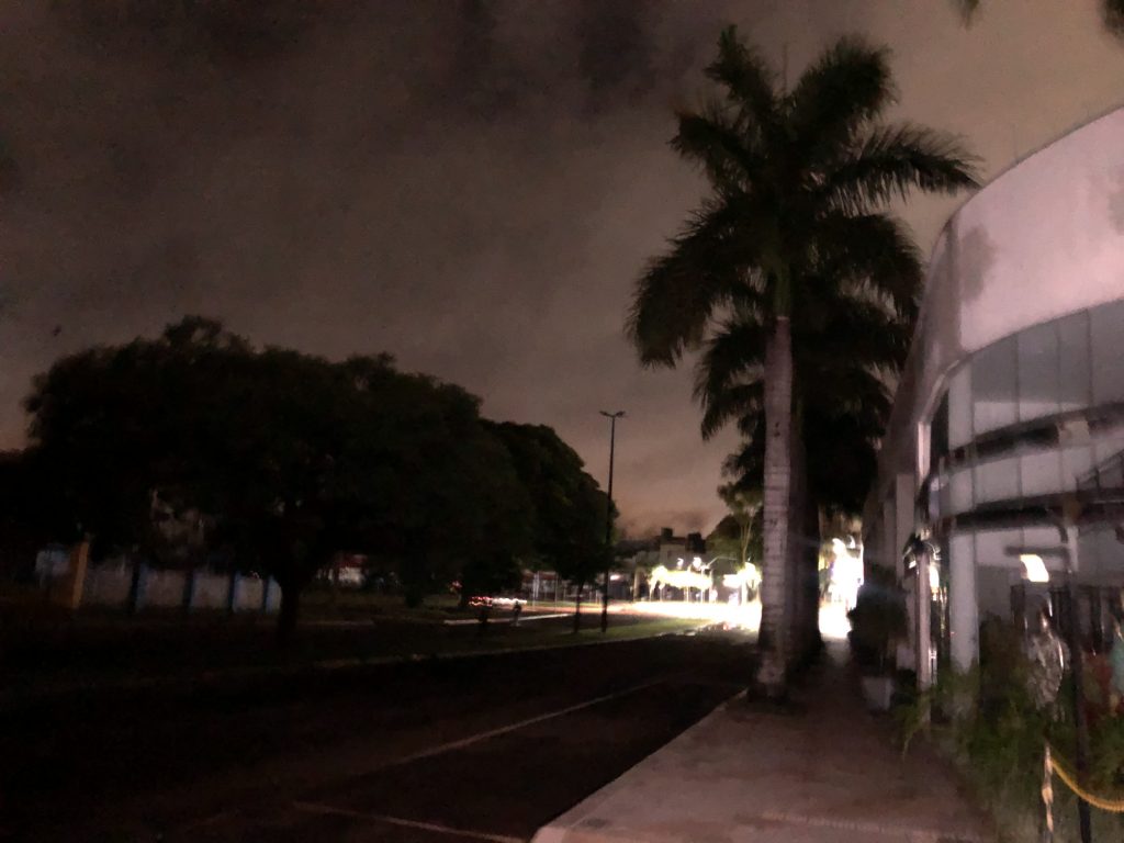 Galhos atingem fiação elétrica e deixa bairros na região central parcialmente sem luz
