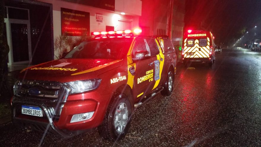 Familiares encontram mulher caída no quarto e bombeiros confirmam óbito