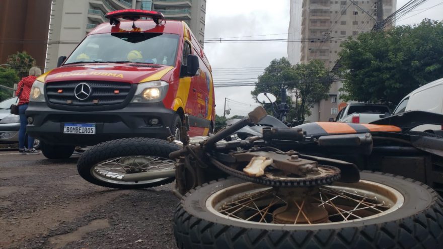 Idoso quebra a perna ao ser atropelado por motocicleta no Centro