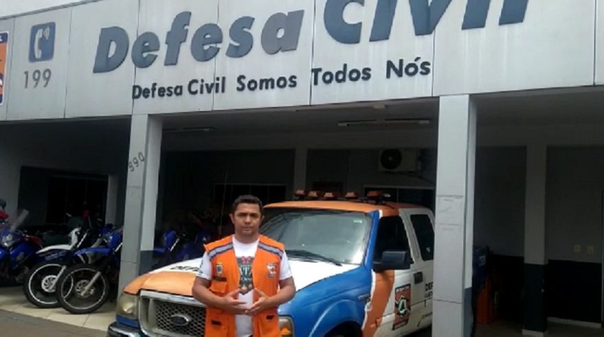 Defesa Civil distribui lonas e telhas às famílias atingidas por chuva