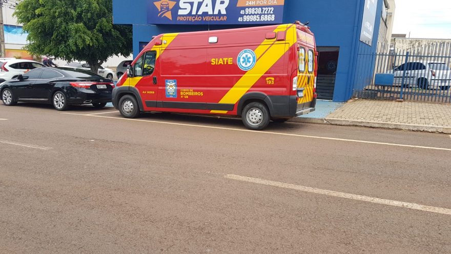 Jovem é socorrida pelo Corpo de Bombeiros na Avenida Brasil