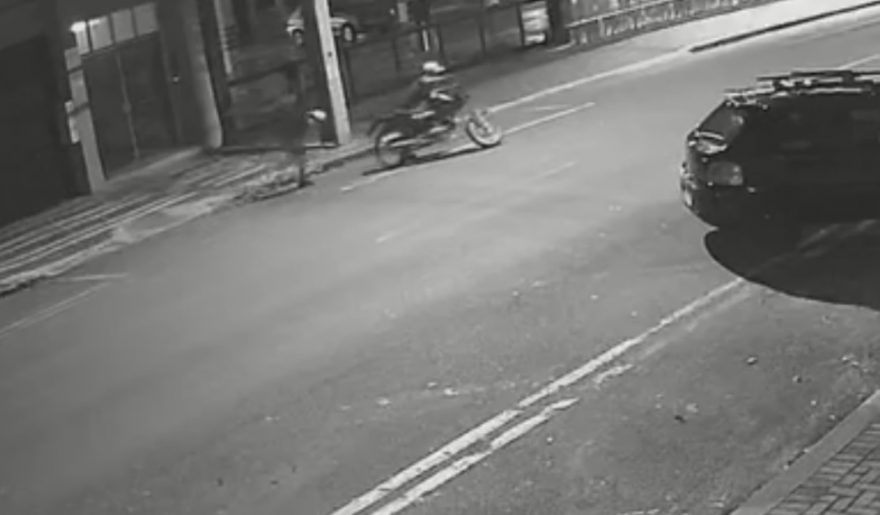 Vídeo mostra ladrões furtando motociclista no Centro de Cascavel
