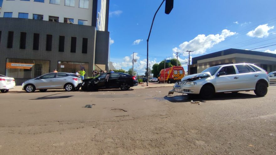 Quatro carros se envolvem em forte colisão no Bairro Neva