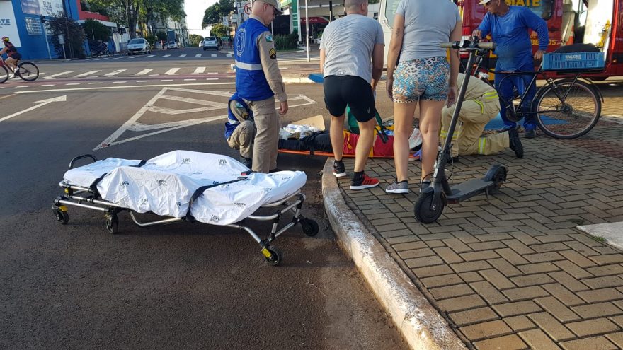 Condutor de patinete fratura o pé ao colidir com carro na Av. Brasil