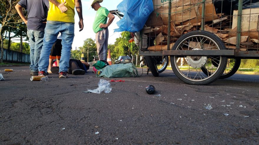 Coletor de recicláveis com carrinho acoplado em moto sofre acidente de trânsito no Centro