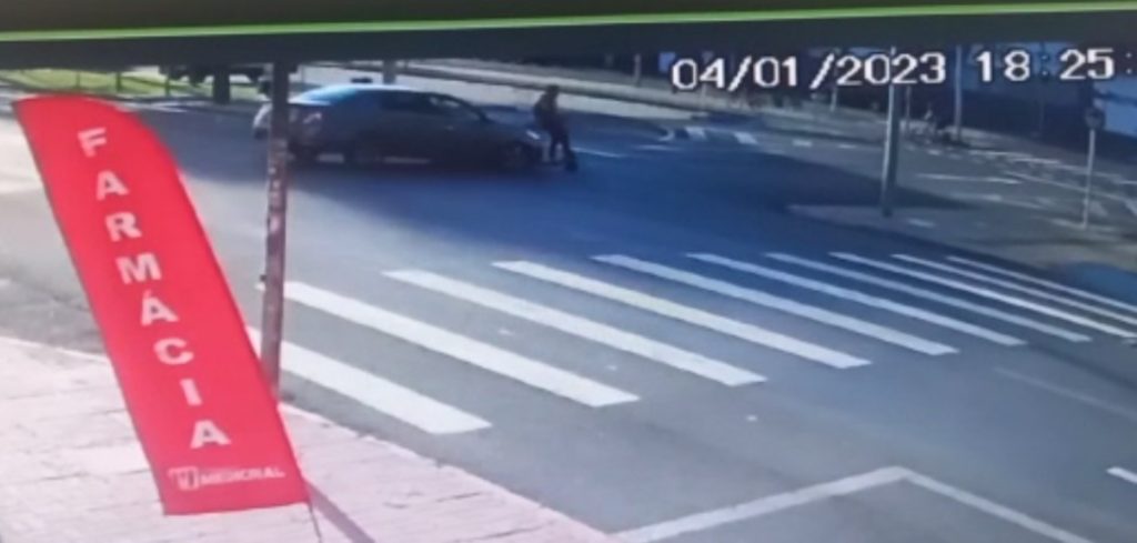 Veja momento em que condutor de patinete elétrico é atingido por carro no Centro