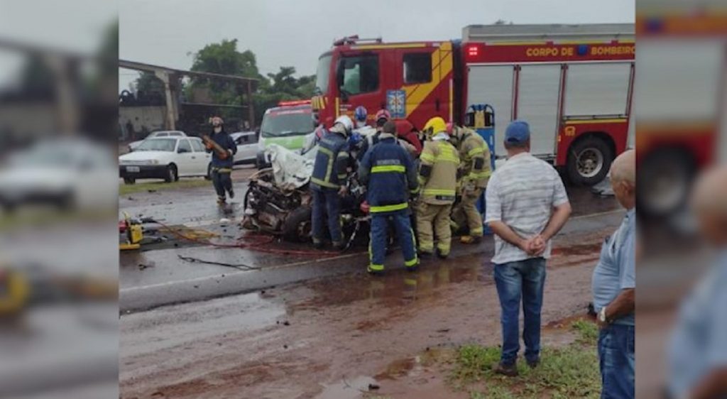 Motorista fica em estado grave após bater de frente com caminhão na PR-323, em Cafezal do Sul