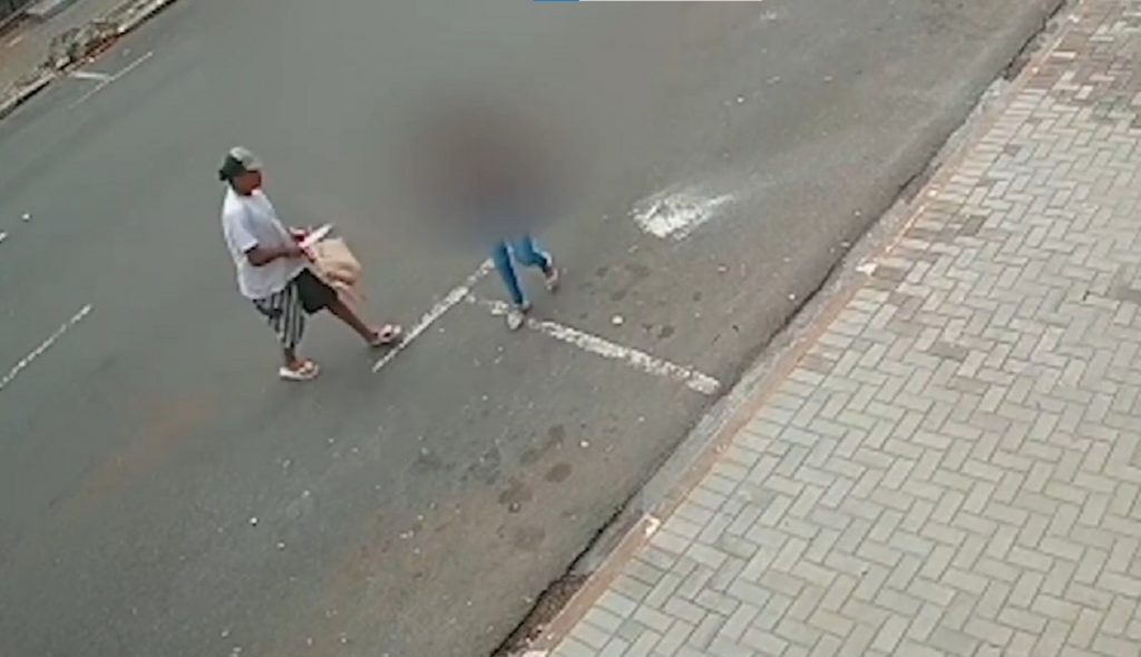 Câmera de segurança flagra momento que mulher é assaltada em Toledo