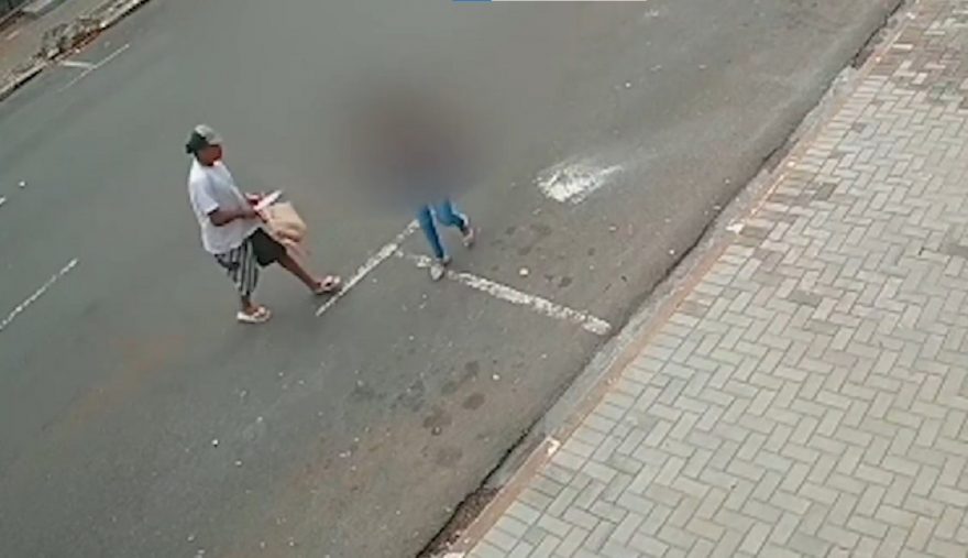 Câmera de segurança flagra momento que mulher é assaltada em Toledo