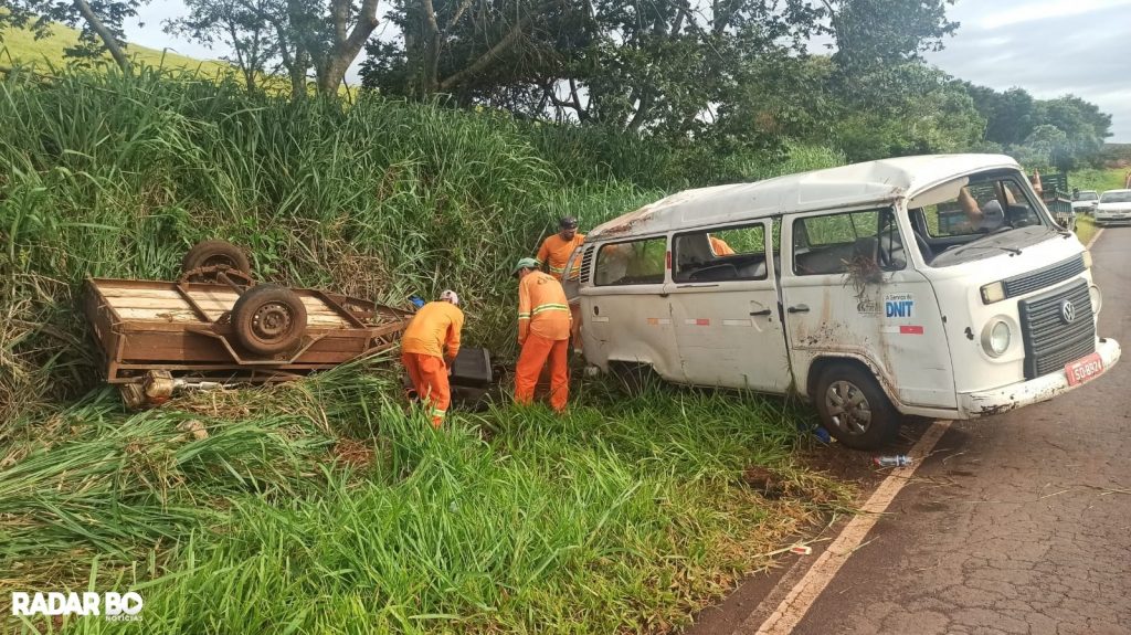 Kombi com trabalhadores capota na PR-317 em Ouro Verde do Oeste