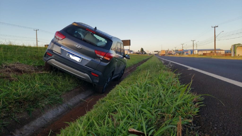 Família leva susto após Creta sair da pista e colidir no canteiro da BR-277 em Cascavel