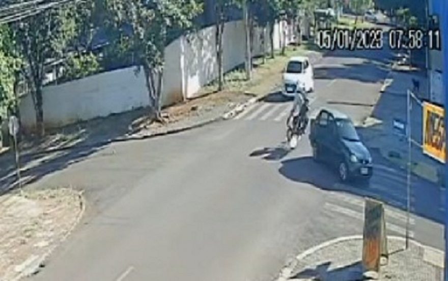 Câmera flagra o momento em que motociclista quebra a perna em acidente