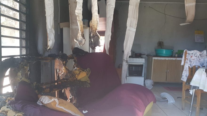 Suposto incêndio criminoso deixa casa destruída no Cascavel Velho