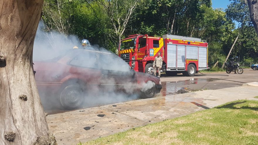 Pane no motor provoca incêndio em veículo na Região do Lago