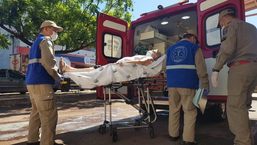 Idosa é socorrida pelo Siate após sofrer queda em mercado no Periolo