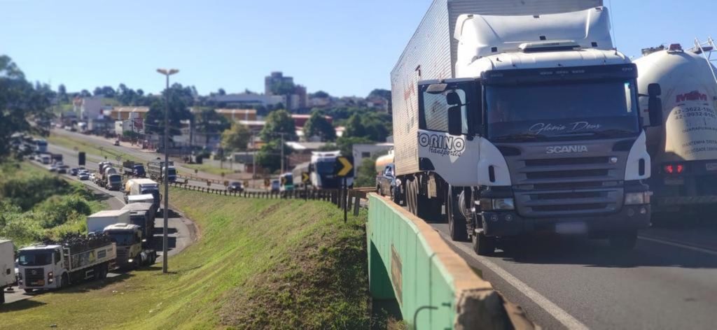 BR-277 fica com trânsito parcialmente interditado após falha mecânica em carreta