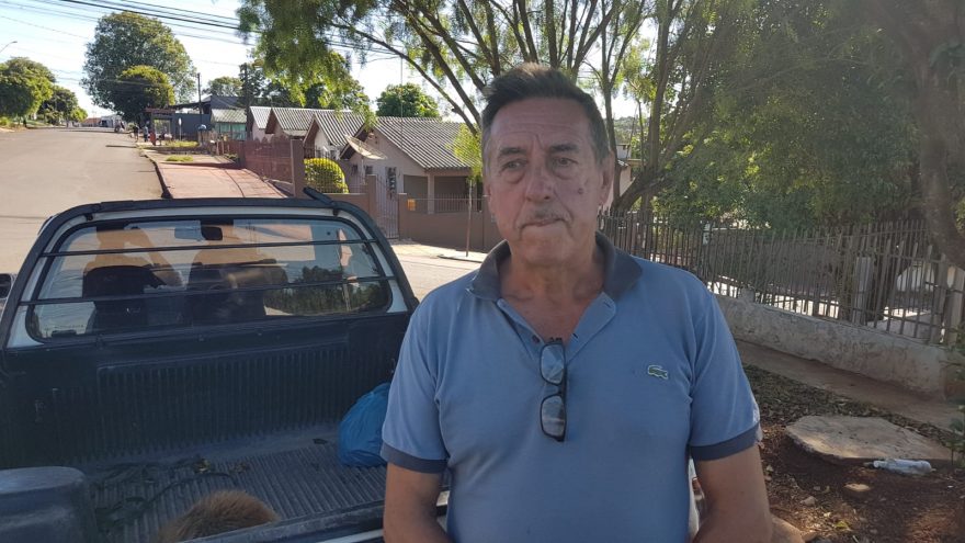 Pitbull solto na rua mata cachorro no Bairro Floresta