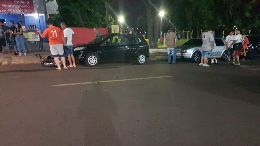 Moto e motociclista são arremessados contra carros estacionados em acidente no Floresta