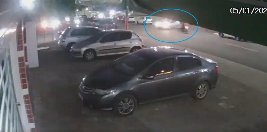Câmera flagra colisão que arremessou moto e motociclista em carros estacionados