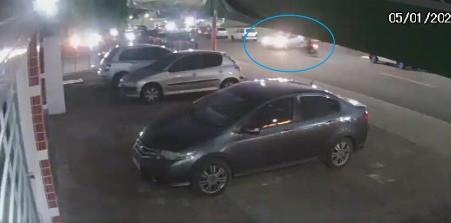 Câmera flagra colisão que arremessou moto e motociclista em carros estacionados