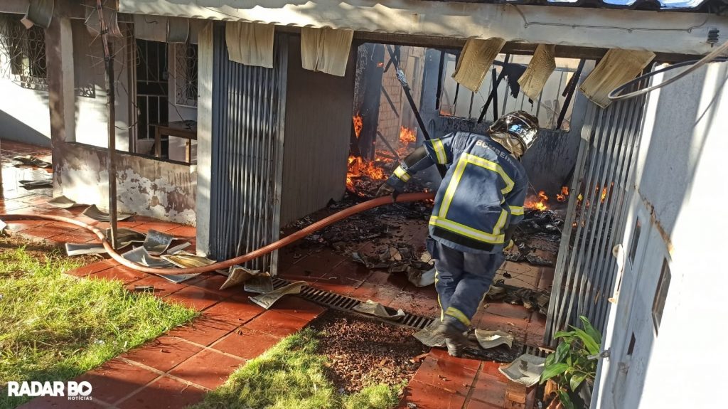 Casa e móveis são destruídos pelo fogo na Vila Pioneira em Toledo