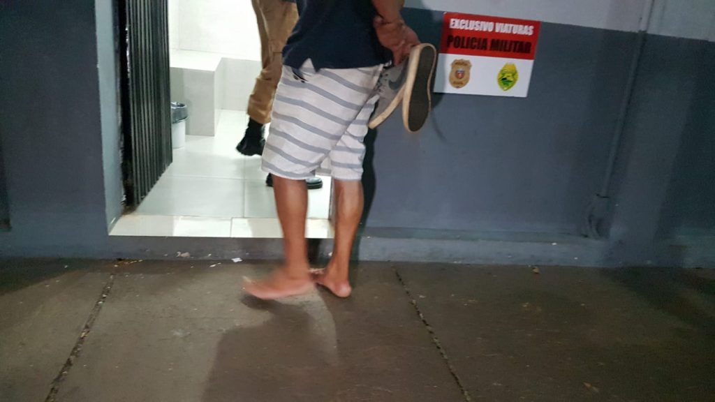 Suspeito de esfaquear homem no centro de Cascavel é conduzido à delegacia