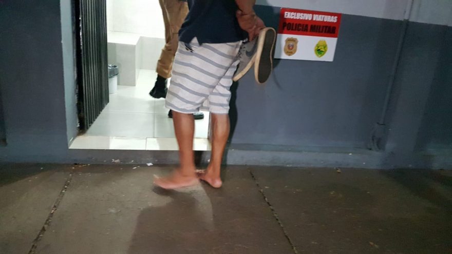 Suspeito de esfaquear homem no centro de Cascavel é conduzido à delegacia