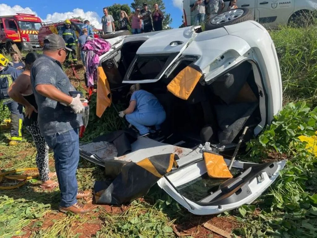 Carro capota após bater em ônibus entre Bom Sucesso e Jandaia do Sul