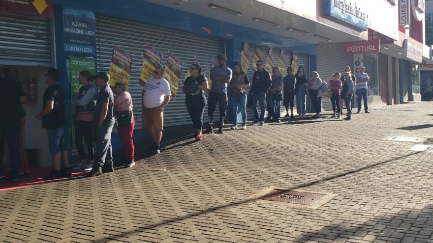 Promoção em loja no Calçadão chama atenção pelas grandes filas
