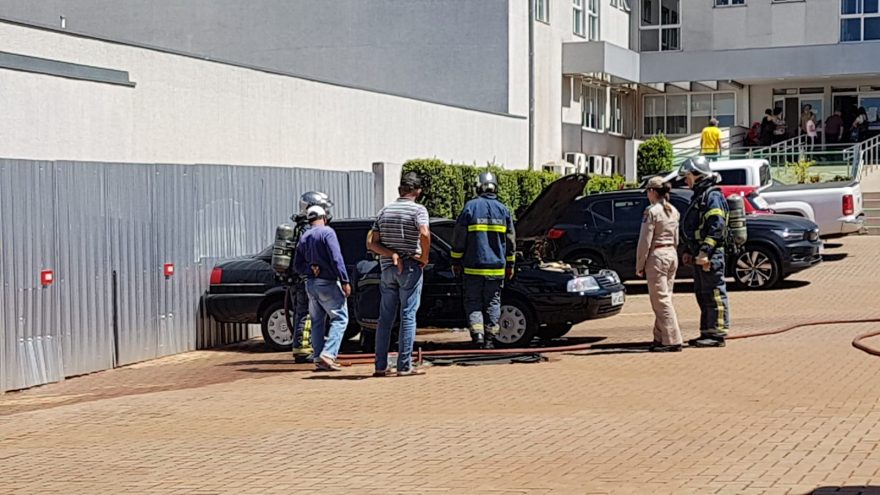 Celular esquecido em painel de carro provoca princípio de incêndio